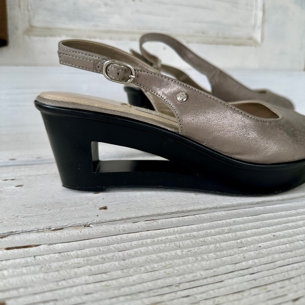 DANA BUCHMAN, WEDGE SANDALS. SILVER METALLIC, SLINGBACK WITH CUTOUT WEDGE.SIZE9M - Picture 3 of 9